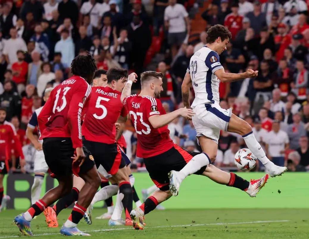 体育在线-关于里昂险胜曼城，C罗梅开二度欧联杯的信息